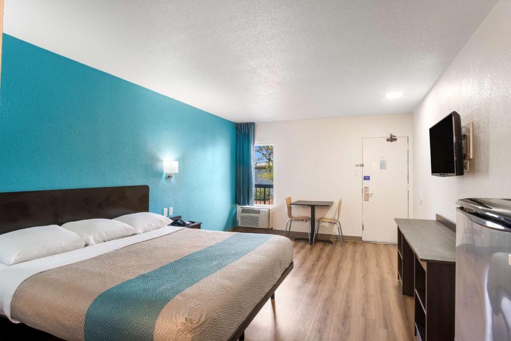 King Room with Roll-in Shower - Disability Access - Non-Smoking interior